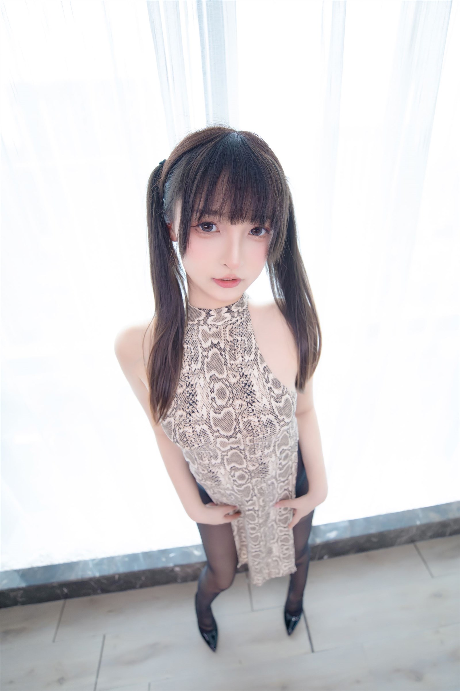 Kaminazaka Mayumi - A cheongsam with python patterns(39)